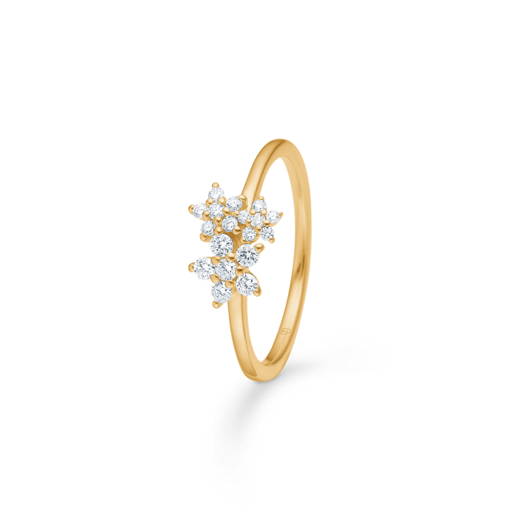 Diamantring i guld med et blomsterformet design af små diamanter, vist fra siden. Model 12345