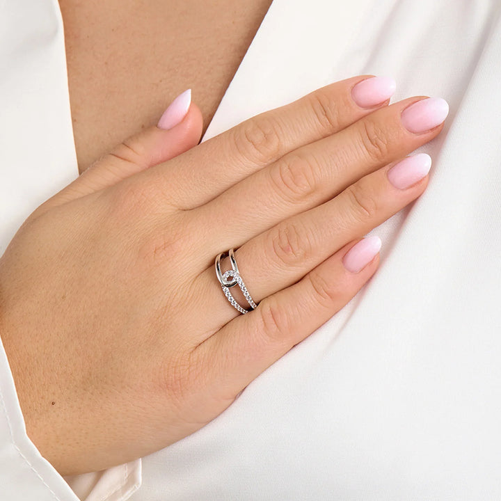 Silberring mit Zirkonia-Stein an Frauenhand, Vorderansicht, elegantes Design