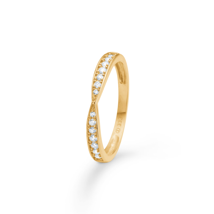 Guldring med diamanter, elegant snoet design i gult guld mod sort baggrund, Model 333