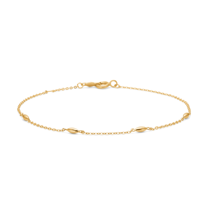 Guld armbånd med fine detaljer og lås i et elegant design, vist mod sort baggrund.