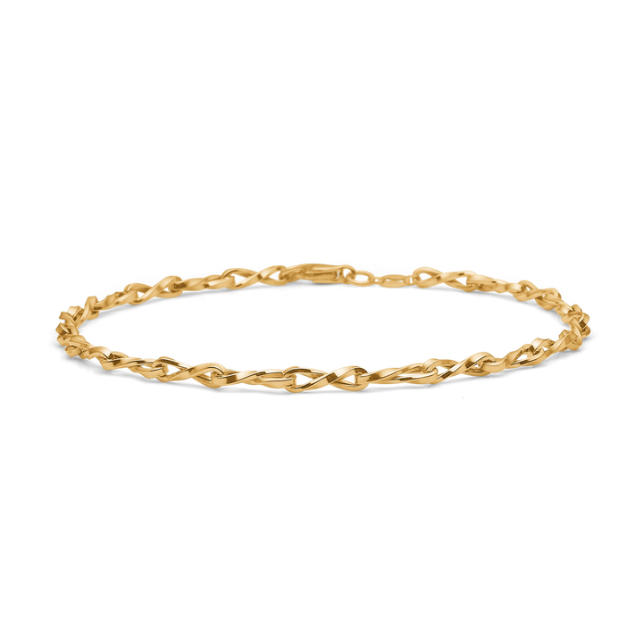 Guld armbånd med et elegant flettet design i et gyldent metal mod sort baggrund. Model 12345