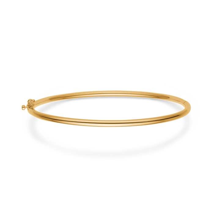 Guld armring med et slankt design og en lille dekorativ detalje ved låsen, udført i blankt guld.