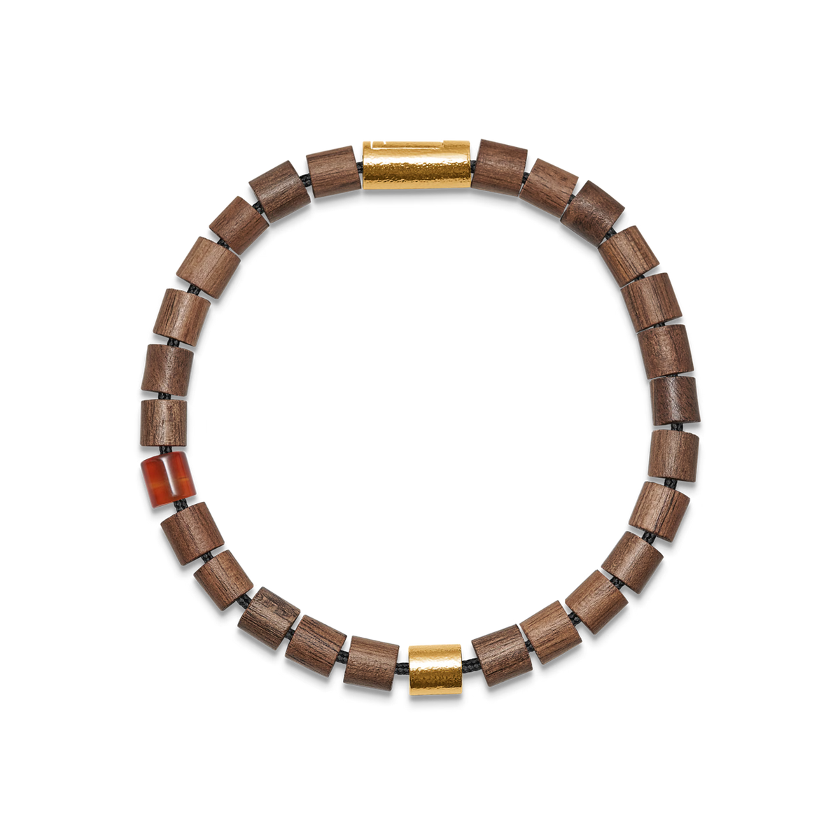 Armbånd med brune træperler, guldperler og en rød accentperle på sort baggrund. Model 12345