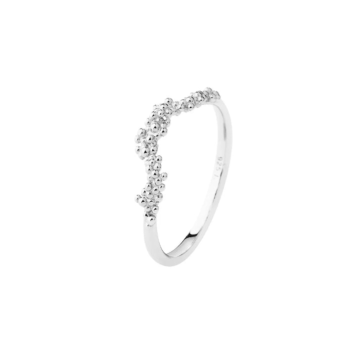 Silberring mit kleinen Kugeln, Vorderansicht, elegantes und schlichtes Schmuckdesign für Frauen