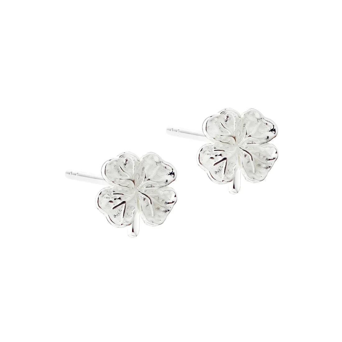 Silberne vierblättrige Kleeblatt-Ohrstecker, Vorderseite, detailliertes Blumenmuster, polierte Oberfläche
