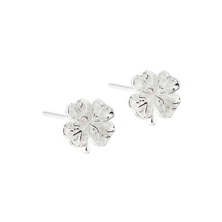 Silberne vierblättrige Kleeblatt-Ohrstecker, Vorderseite, detailliertes Blumenmuster, polierte Oberfläche