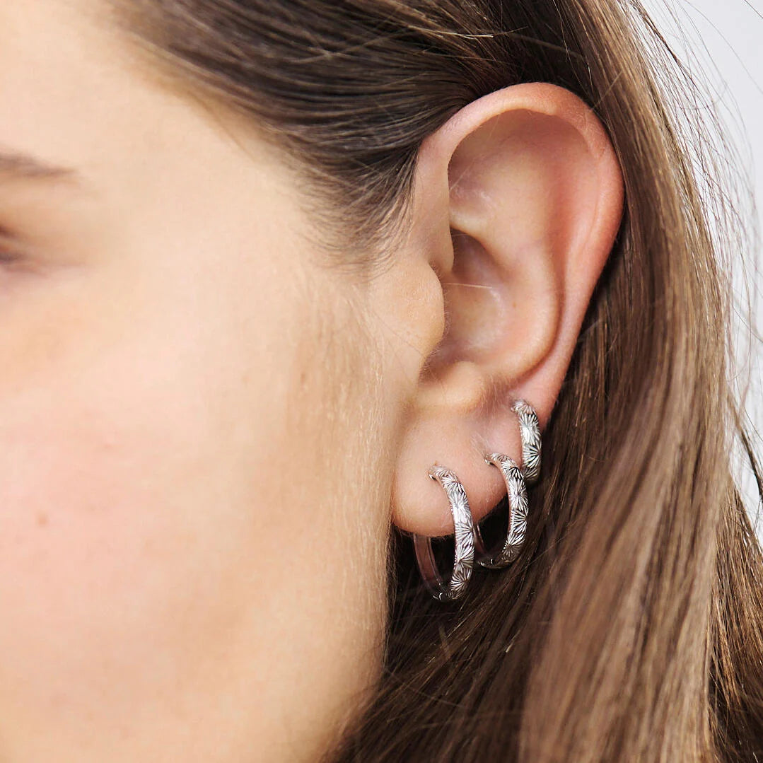 Studio Z Rime Large Hoops – Große Creolen aus Sterlingsilber in Silber 