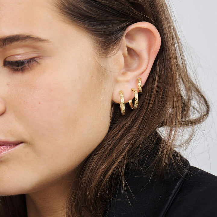 Studio Z Rime Medium Hoops – Vergoldete Creolen-Ohrringe aus Sterlingsilber 