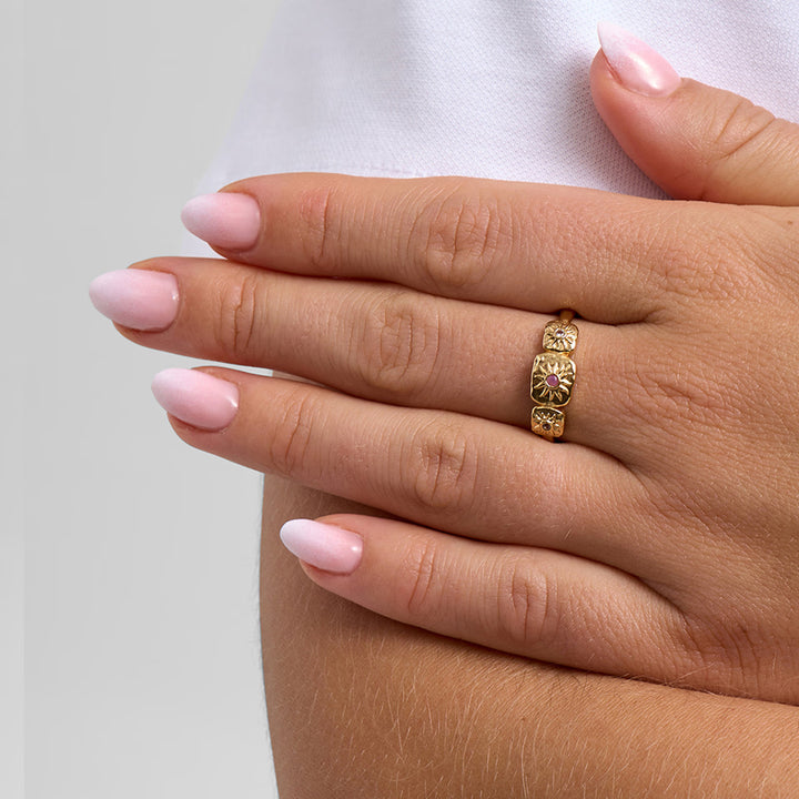 Julie Sandlau Primrose Ring vises på hånd, guldbelagt ring med blomstermotiv og pink sten. Model7247959_1M
