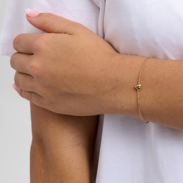 Aqua Dulce Asta Bracelet viser et elegant, tyndt guldfarvet armbånd på håndled. Model 7250357_1M