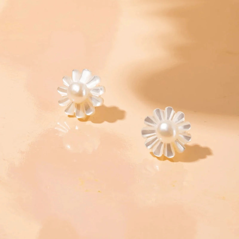 Vincent Venus Daydream Dot Pearl Earrings Golded