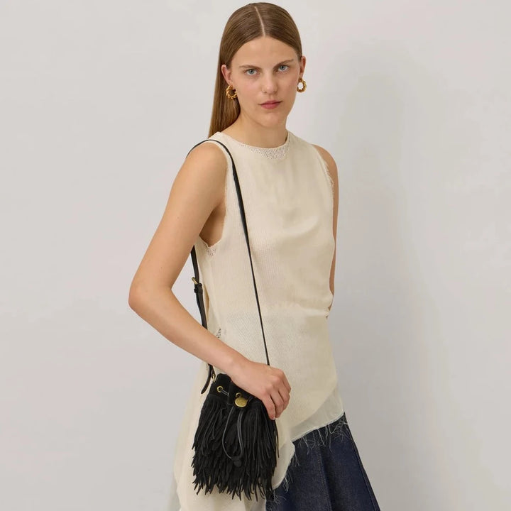 Mulberry taske i sort læder med frynser, båret af model i hvid top og denim nederdel. Model 11564208