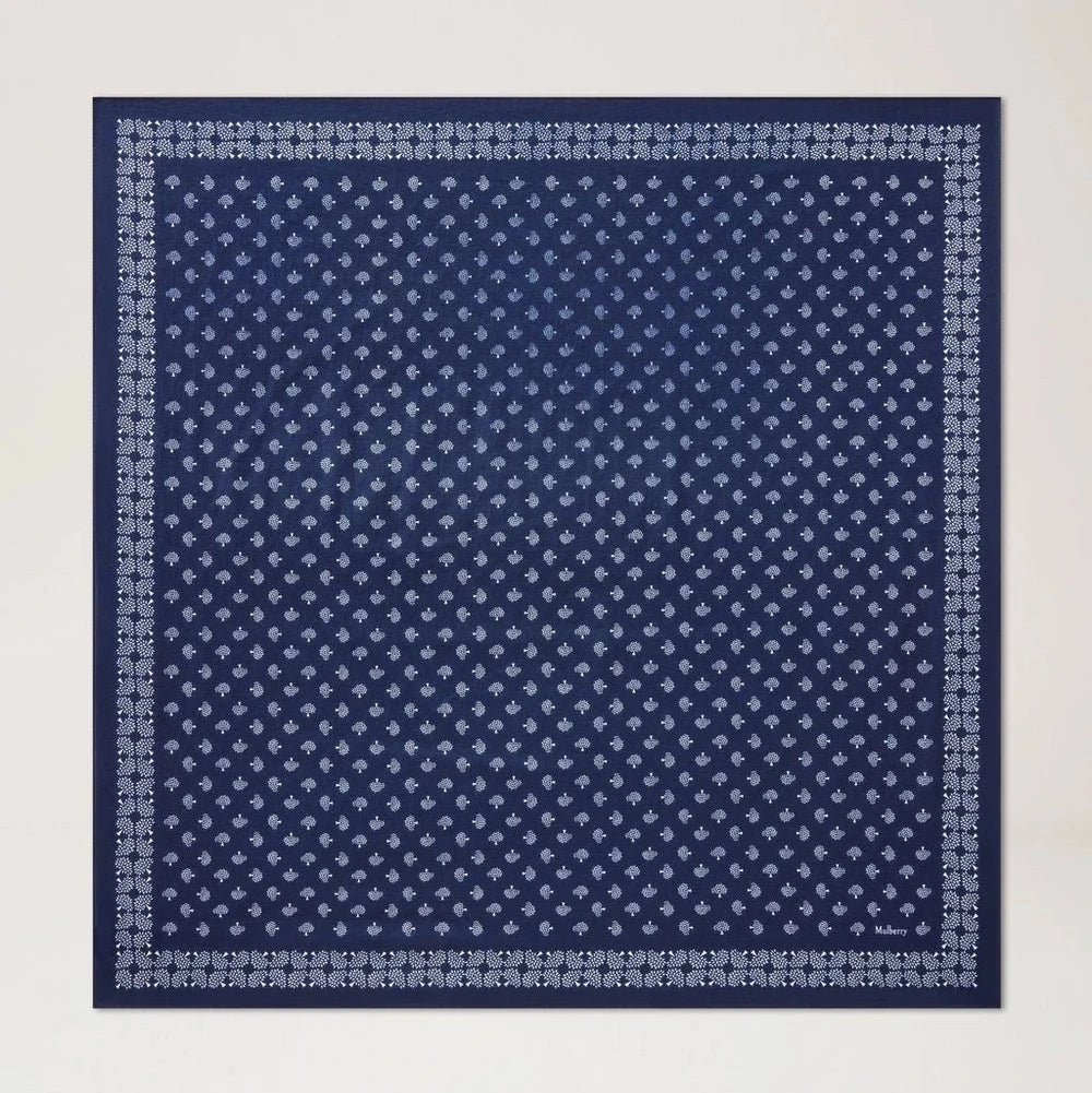 Mulberry Monogram Square Scarf i mørkeblå silke med små mønsterdetaljer, Model VS4902_192U888