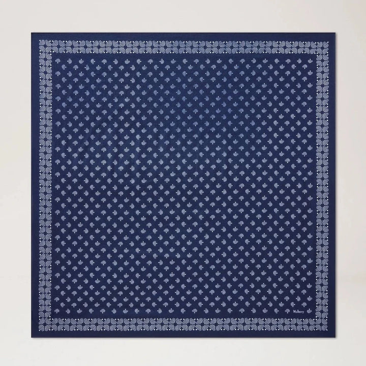 Mulberry Monogram Square Scarf i mørkeblå silke med små mønsterdetaljer, Model VS4902_192U888