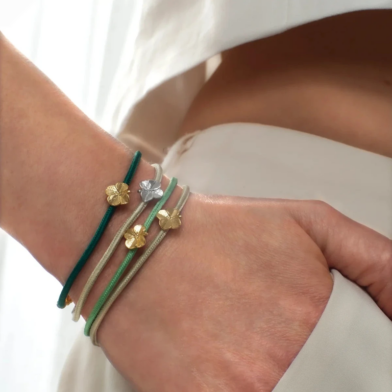 Flora Danica Seidenarmband mit vierblättrigem Kleeblatt, Hellgrün – Vergoldet