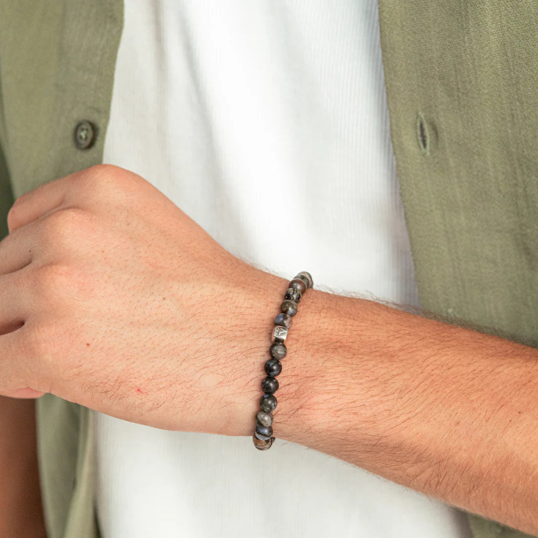 Alexander Lynggaard Armband Glaukophan 6 mm am Handgelenk abgebildet, dunkelgraue Perlen. Modell c01170-001-1