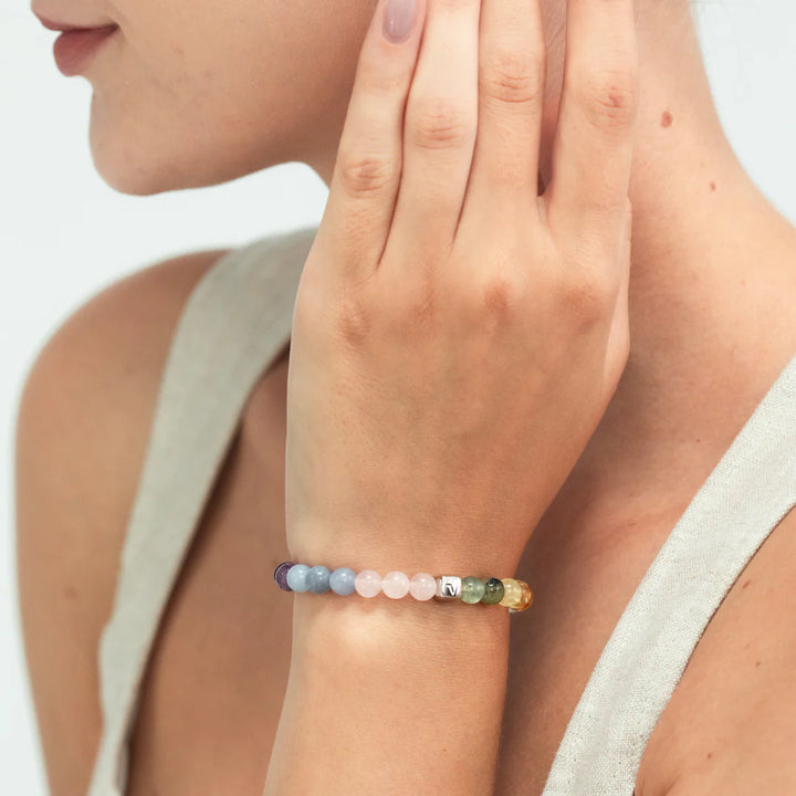 Alexander Lynggaard Armband Saint Tropez 6 mm, dargestellt an der Hand einer Frau, bunte Steinkugeln. Modell c10550-001-2.