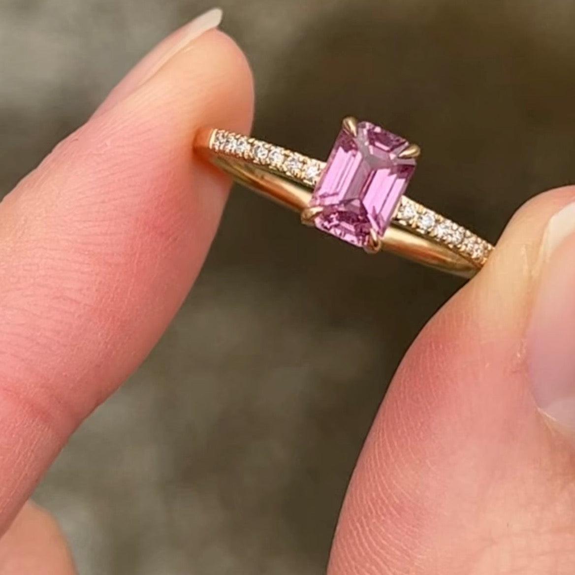 Anpe Atelier Custom Made Ring Pink Sapphire in Nahaufnahme, mit rechteckigem rosa Saphir im Goldring, besetzt mit kleinen Diamanten. Modell 27-customized3-001-1