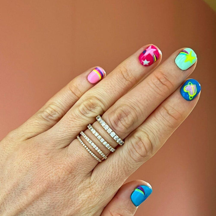 anpe-atelier-sarah-lil-diamond-15-ring-in-18kt-gold, abgebildet mit bunten Nägeln, schlankes Design, Modell 2692-001-2