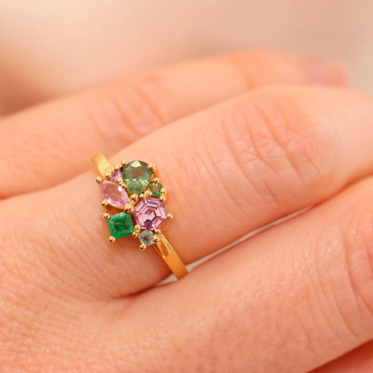 Anpe Atelier Varnaya Ring aus 18 Karat Gold, maßgeschneidert mit grünen und rosa Edelsteinen, Modell 27-custom4-001-2.