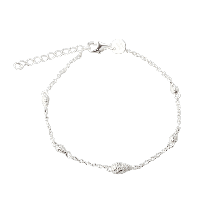 Das Aqua Dulce Cappa-Armband in Silber präsentiert ein elegantes Kettenarmband mit strukturierten Tropfengliedern. Modell 6229-1.