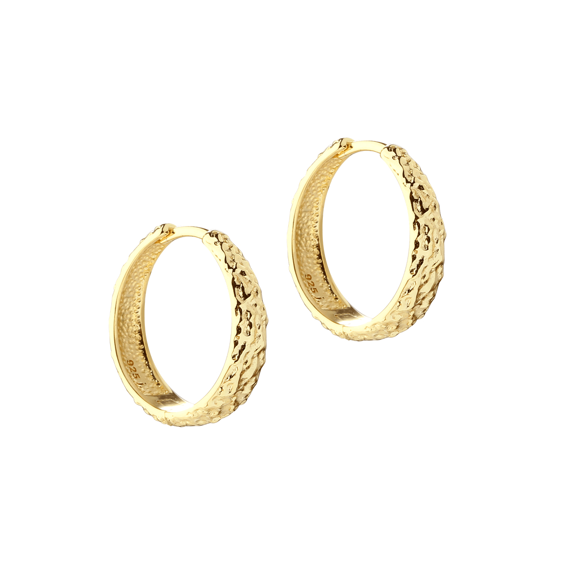 Großer Aqua Dulce Cappa Creolen aus vergoldetem Silber. Paar große, strukturierte Goldohrringe auf weißem Hintergrund. Modell 6240-1