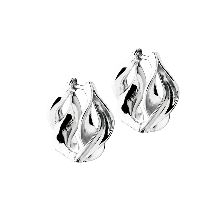 Aqua Dulce Curva Hoop in Silber, glänzende Creolen mit gedrehter, organischer Form. Modell 6511-1