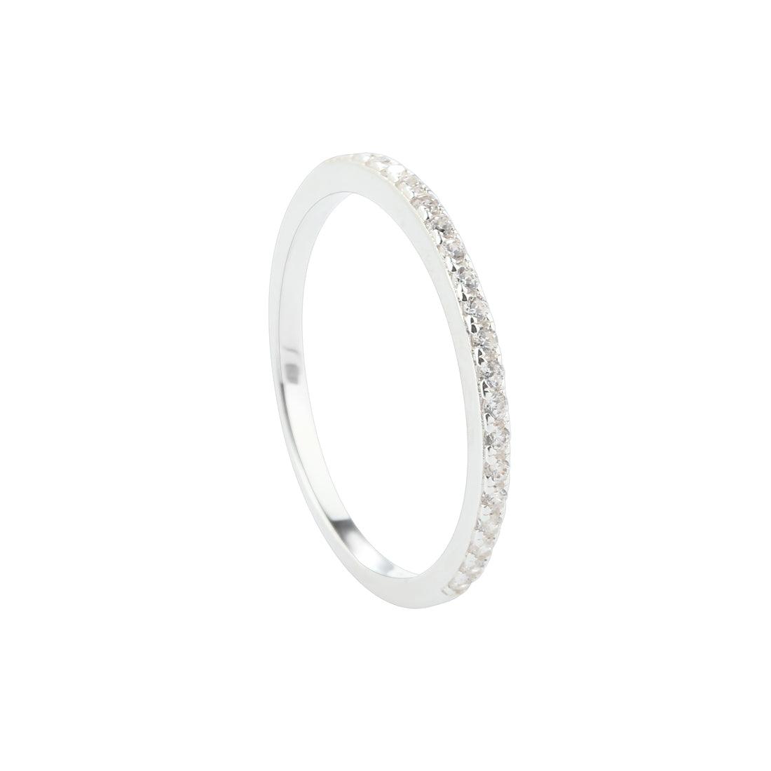 Aqua Dulce Darling Raya Ring Silber, schlanker Silberring mit glänzender Oberfläche und klaren Steinen. Modell 5983-5983-001-1