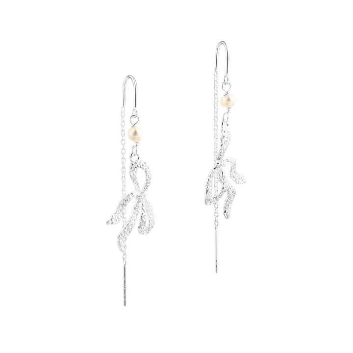 Aqua Dulce Hängeohrringe in Silber mit gebogenem Schleifendesign und Perlendetail. Modell 5858-5858-1.