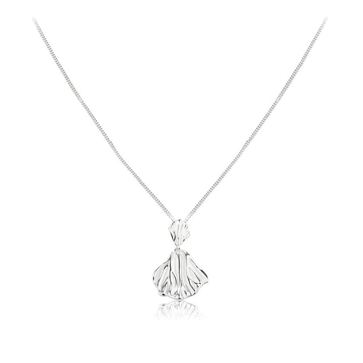 Aqua Dulce Hulda Lange Halskette aus Silber mit organisch geformtem Anhänger in glänzender Silberoptik. Modell 5363-5363-1