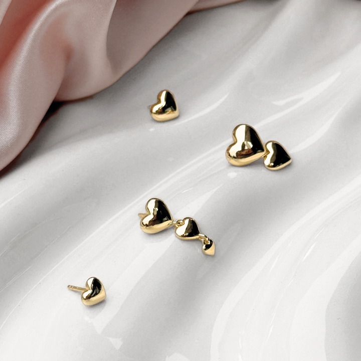 Aqua Dulce Karla And Me Ohrringe auf weißem Hintergrund, goldene Herzohrringe, Modell 6420-2