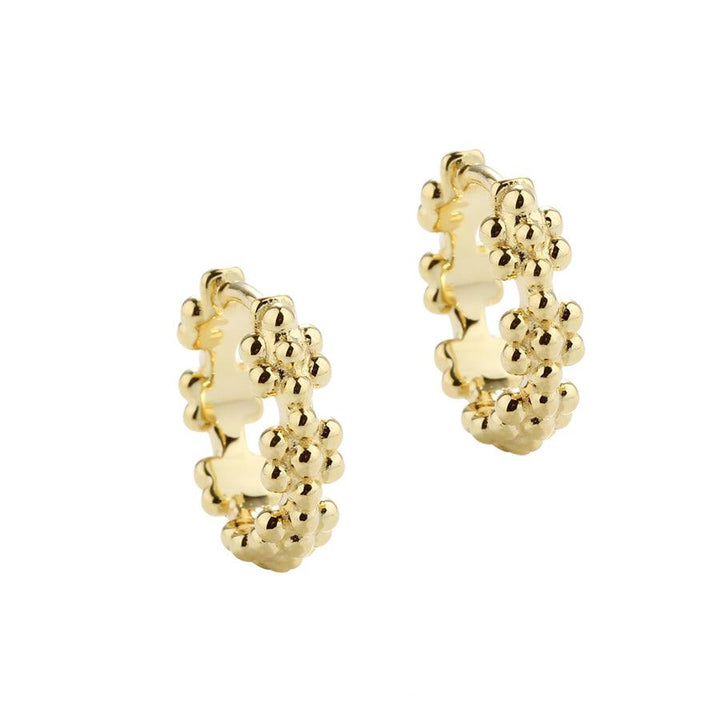 Aqua Dulce Lots of Flowers Hoop Vergoldet 13 mm zeigt zwei vergoldete Creolen mit Blumenstruktur auf weißem Hintergrund. Modell 5706-1.