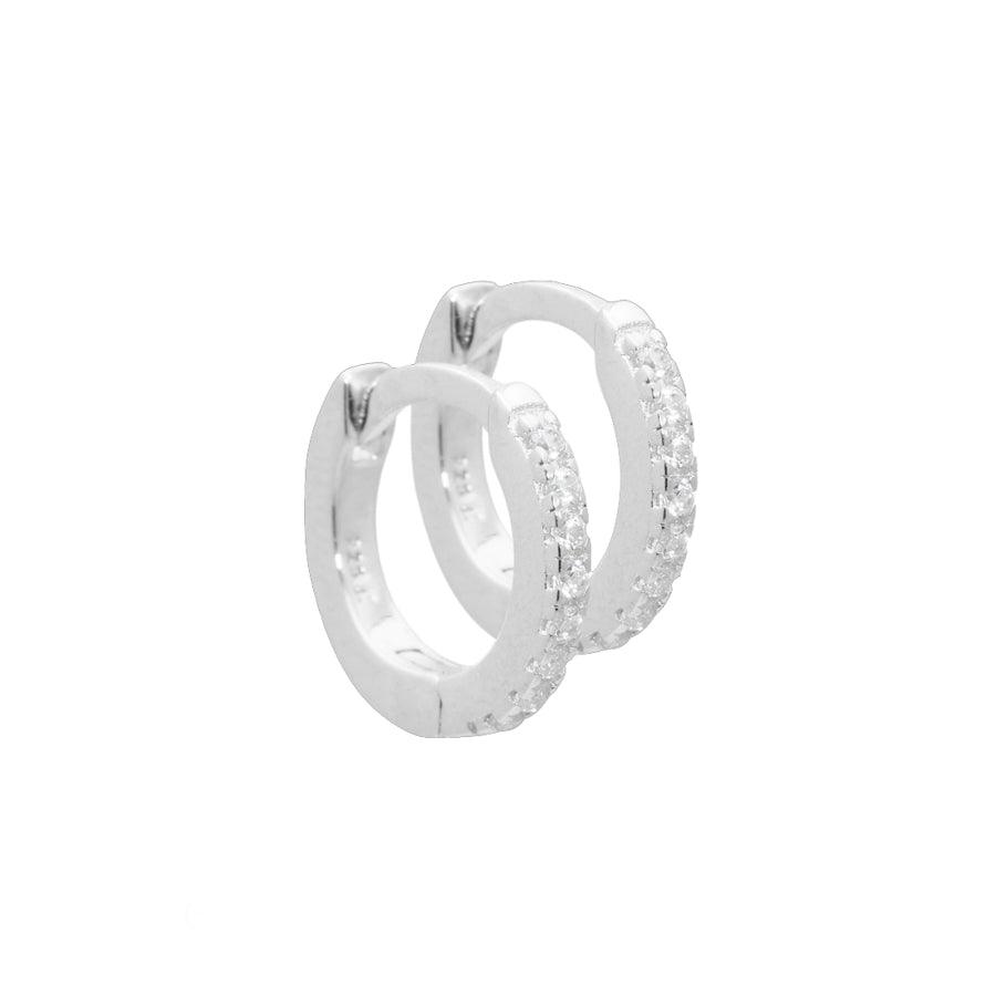 Aqua Dulce Raya Creole Silver zeigt ein Paar kleine Creolen in Silber mit klaren funkelnden Steinen, Modell 4036-4036-1.