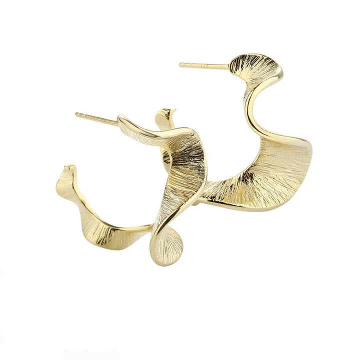 Aqua Dulce Rhumba Medium Creole, goldfarbene Ohrringe mit welligem Strukturdesign, Modell 5320-5320-1.