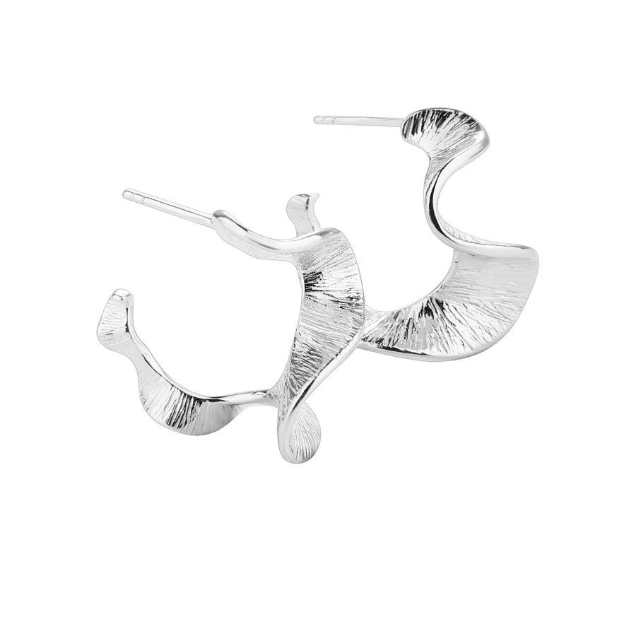 Aqua Dulce Rhumba Medium Hoop in Silber. Moderne Ohrringe mit organischer Struktur, glänzendem und mattem Finish. Modell 5319-5319-1.