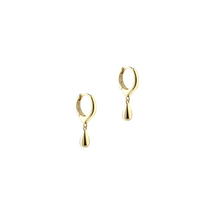 Aqua Dulce Shiny Drop Hoop aus vergoldetem Silber, elegante Tropfenohrringe auf weißem Hintergrund. Modell 6178-1