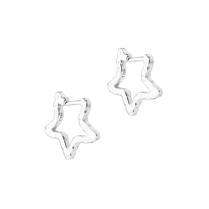Aqua Dulce Stella Creolen aus silbernen, sternförmigen Ohrringen mit gehämmerter Oberfläche. Modell 6159-1.