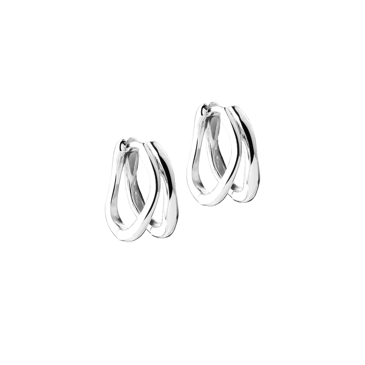 Aqua Dulce Sunella Simple Hoop in Silber, glänzende, moderne Creolen mit einer einzigartigen gedrehten Form. Modell 6509-1