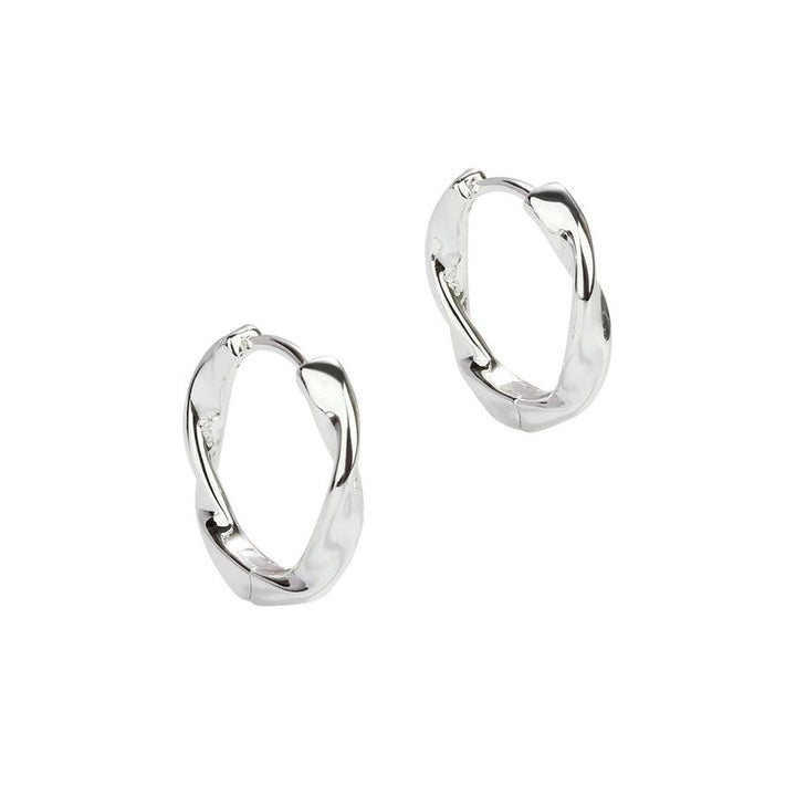 Aqua Dulce Twirl Hoop Silber 13 mm zeigt ein Paar kleine, gedrehte Silberohrringe mit schlichtem und glänzendem Design. Modell 5634-1.