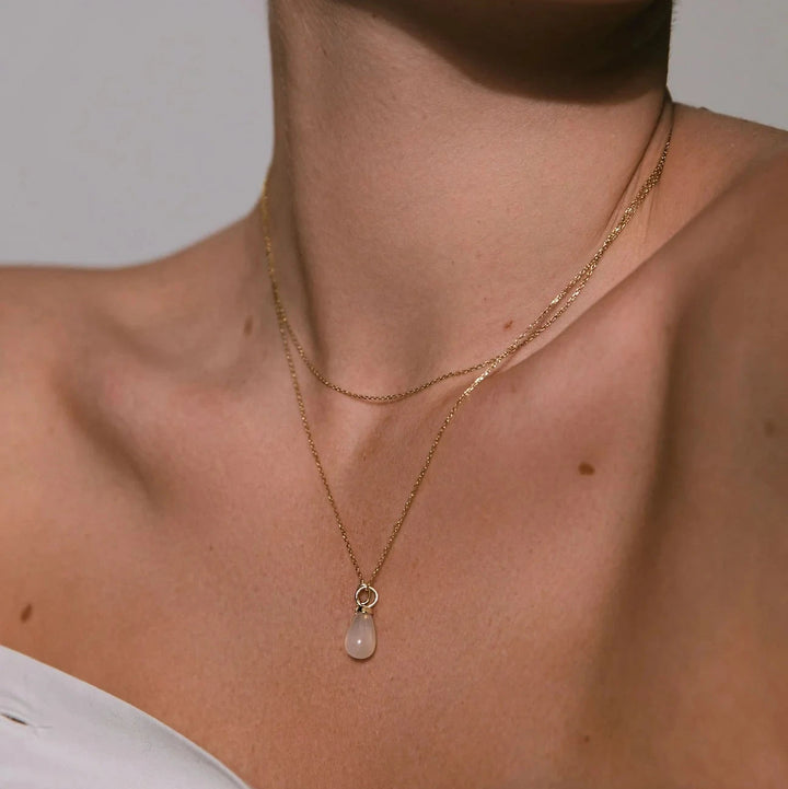 Carre-10-Karat-Drop-Wood Pendant-M-Manesten Wunderschöner Tropfenanhänger in Gold mit weißem Stein am Modell. Modell TL4395MO-2