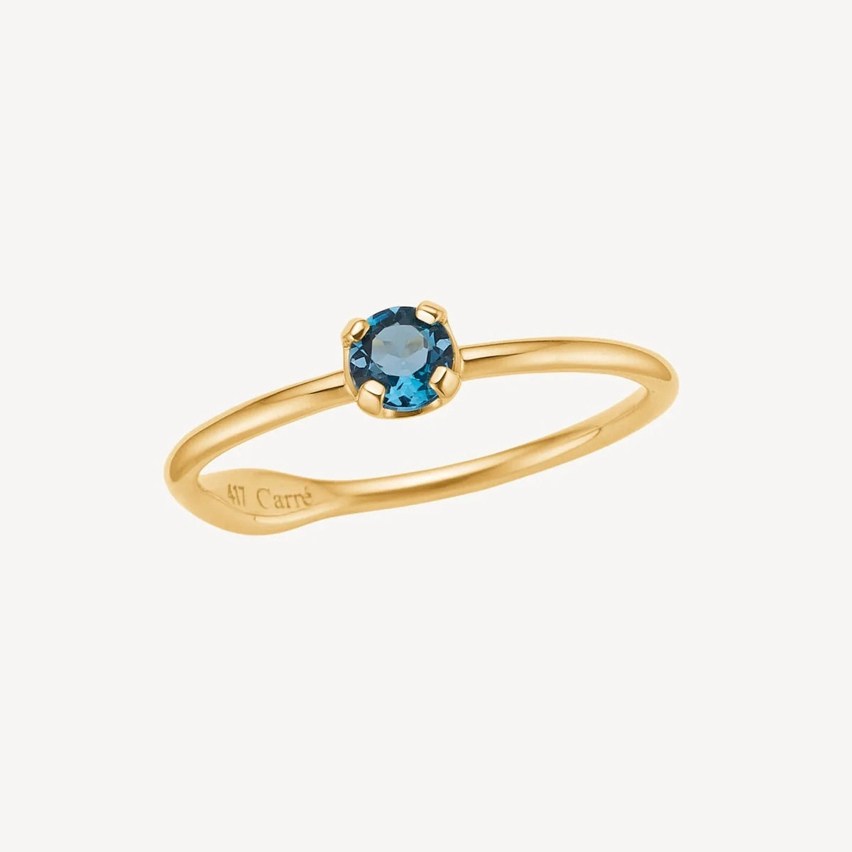 Carre Iris Ring aus 10-karätigem Gold m. London Blue Topaz zeigt einen schlichten Goldring mit blauen Edelsteinen. Modell TR4109LBT-001