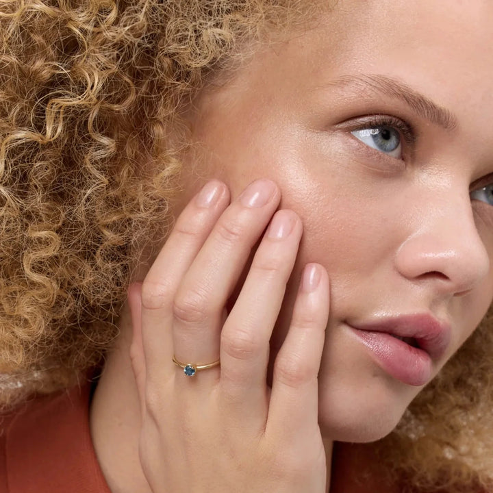 carre-iris-10kt-gold-ring-m-london-blue-topaz-tr4109lbt-001 auf der Hand gesehen, Goldring mit blauem Topasstein. Modell TR4109LBT-001