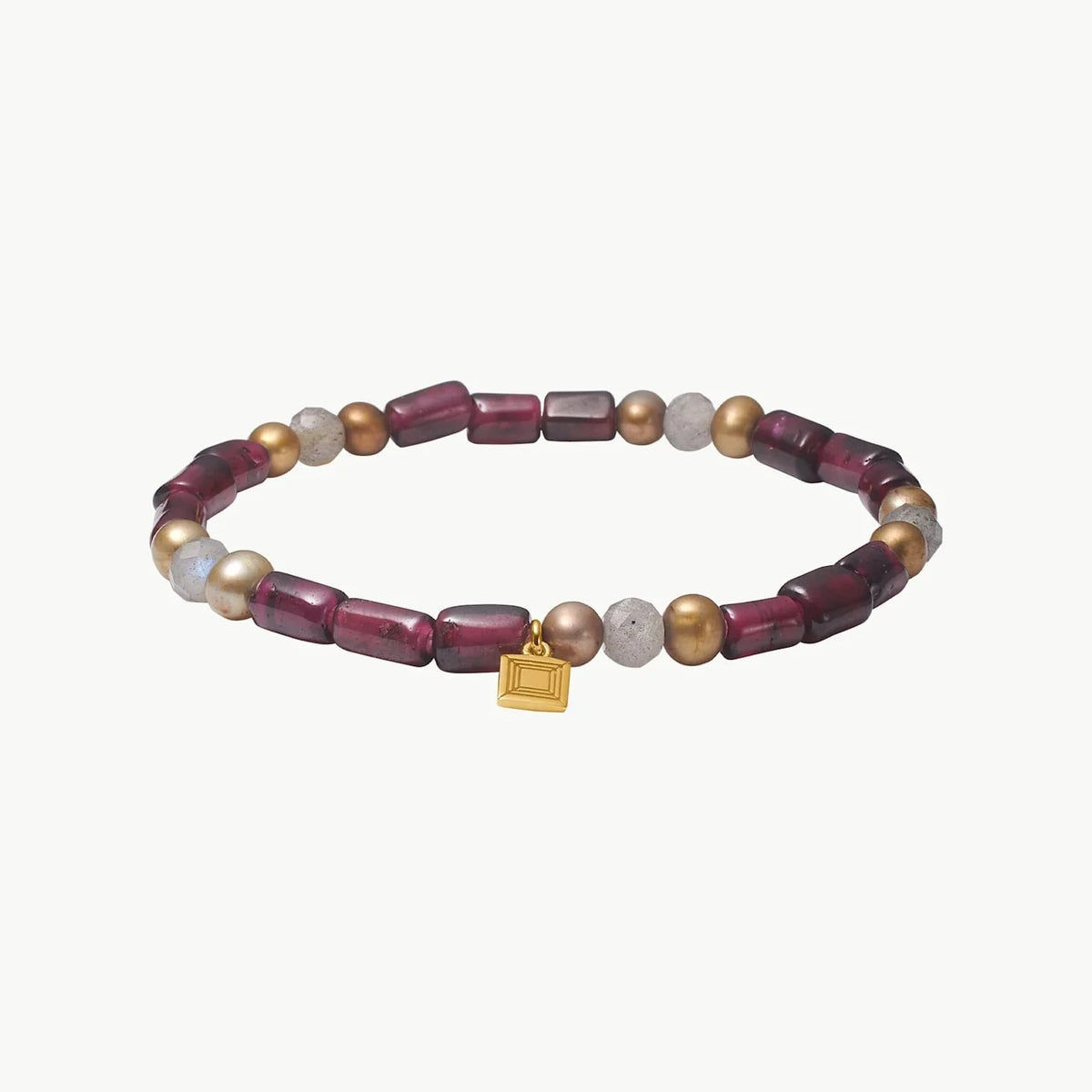 Carre-Naomi-Garnet-Golden-Pearl-and-Labradorite-Armband zeigt ein elastisches Armband mit roten Granaten, goldenen Perlen und Labradorit. Modell fb4657gabglb-1