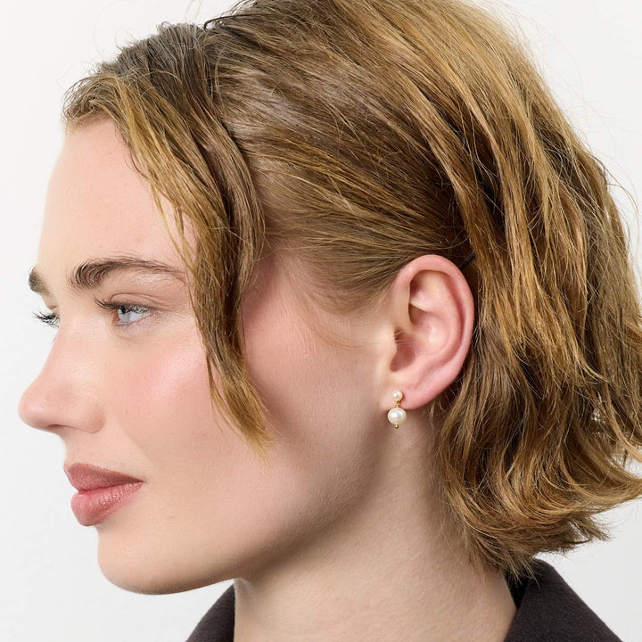 Carre-Sally-vergoldete-Oresticks-mit-Süßwasserperlen, abgebildet am Modell, cremefarbene Perle und Golddetails. Modell FS4582BI-BI-2