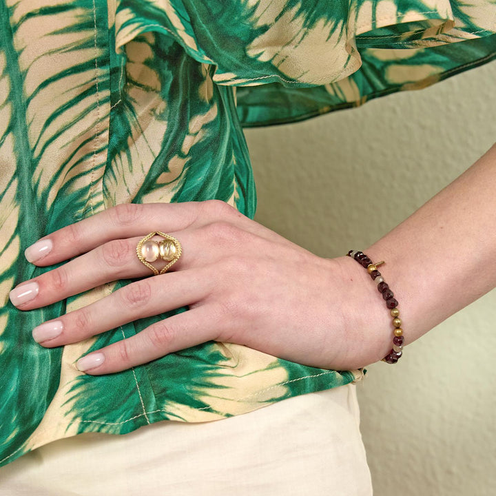 Carre-Simone-Armband-mit-granatgoldenen-Perlen-und-Labradorit auf der Hand gesehen, granatrote und goldene Perlen. Modell fb4658gabglb