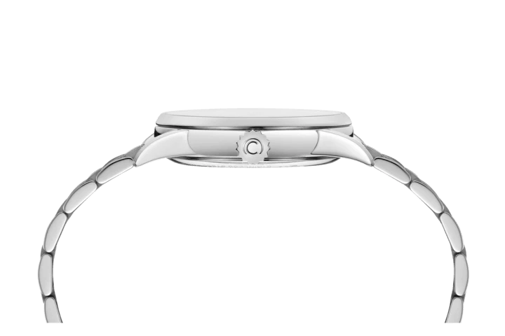 Certina DS-1 schwarzes Zifferblatt Powermatic 80 38 mm von der Seite gesehen, schlankes silberfarbenes Uhrengehäuse und Kette, eleganter Ausdruck.