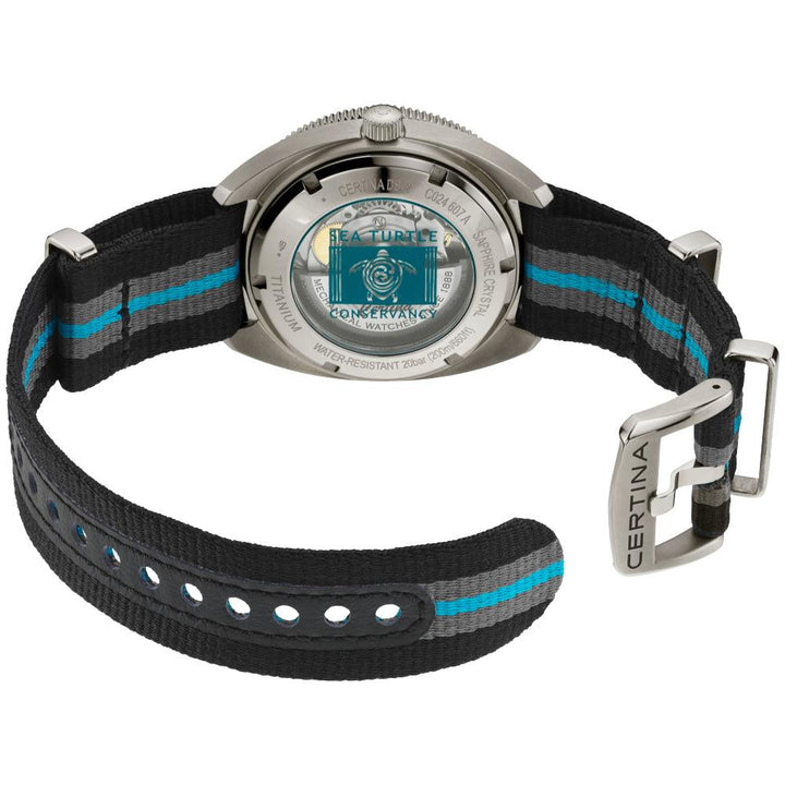 Certina DS-2 Sea Turtle Conservancy Special Edition zeigt Zifferblattboden mit Gravur, schwarz/blaues NATO-Armband, Modell C0246074805110.