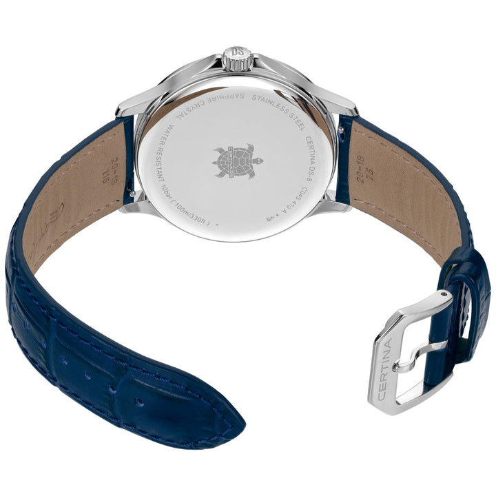 Certina DS-8 Gent 40 mm mit blauem Lederarmband, von hinten gesehen, mit Blick auf die Rückseite des Zifferblatts und der Schließe. Modell C0454101604100