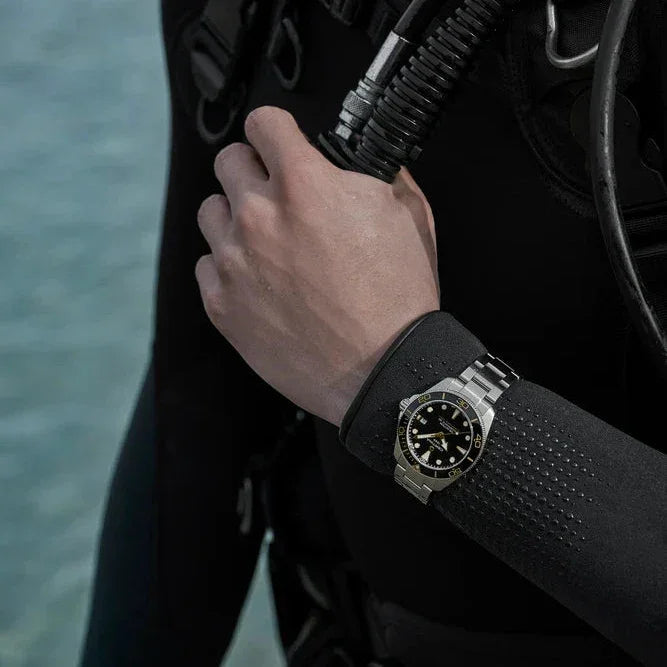 Certina DS Action Diver 40 mm Powermatic 80 mit schwarzem und gelbem Zifferblatt am Taucherarm, Modell C0484071105101
