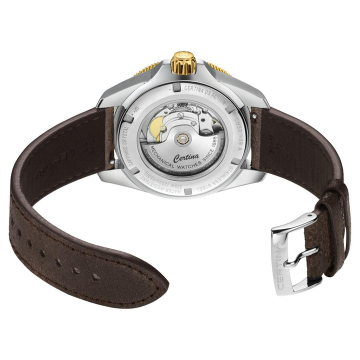 Certina DS Action GMT Powermatic 80 Rückansicht mit offenem braunem Lederarmband und sichtbarem Uhrwerk, Modell C0329292605100
